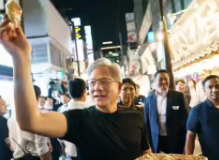 黄仁勋东京行签下国家级AI工厂，居酒屋门口亲手给粉丝发红豆糕