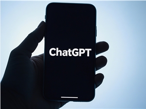 ChatGPT悄悄给文笔设了道墙：在世作家风格不能复制，版权官司逼出的“防御姿势”